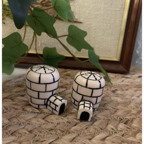 Inuit Collectible Carved Vintage Igloo Salt & Pepper Shakers Original Cork - Picture 6 of 6